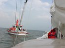 Foto: Die DGzRS hilft uns aus der Patsche, als bei Flaute der Motor versagte.